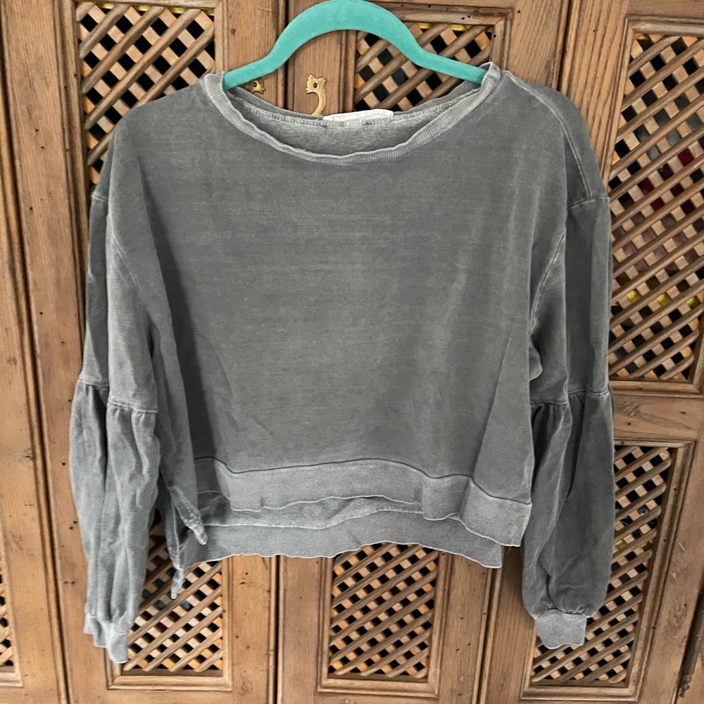 Cropped sweatshirt with a detailed sleeve